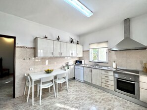 Réfrigérateur, micro-ondes, four, cafetière/bouilloire