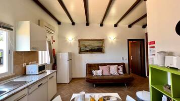 Fridge, microwave, oven, coffee/tea maker