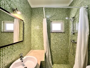 Ducha, secador de pelo y toallas