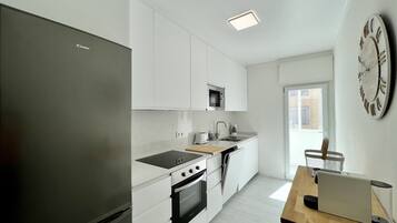 Kühlschrank, Mikrowelle, Ofen, Geschirrspüler