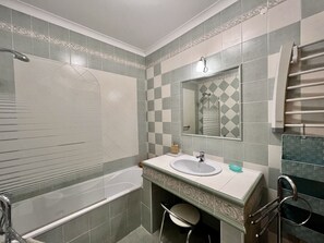 Bathtub, towels