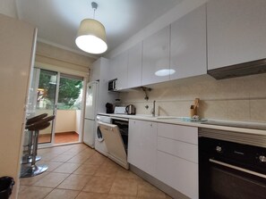 Kühlschrank, Mikrowelle, Ofen, Geschirrspüler