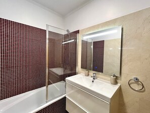 Bathtub, hair dryer, towels - FARO RISING by HOMING (Faro)