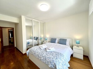 3 عدّة غرف نوم ومكواة/لوح كي وواي فاي مجانًا وملاءات أسرّة