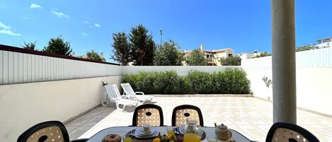 屋外ダイニングエリア