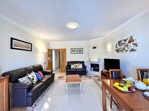 TV - PÊRA BRIGHTNESS VILLA by HOMING (Pêra)