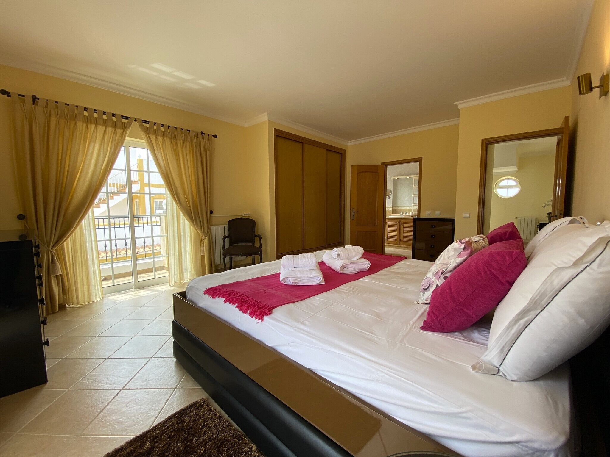 4 bedrooms, iron/ironing board, free WiFi, bed sheets