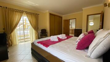 4 bedrooms, iron/ironing board, free WiFi, bed sheets
