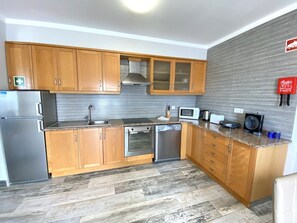 Fridge, microwave, oven, dishwasher - QUARTEIRA OCEAN BREEZE 2 by HOMING (Quarteira)