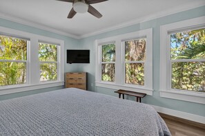4 bedrooms, travel crib, WiFi