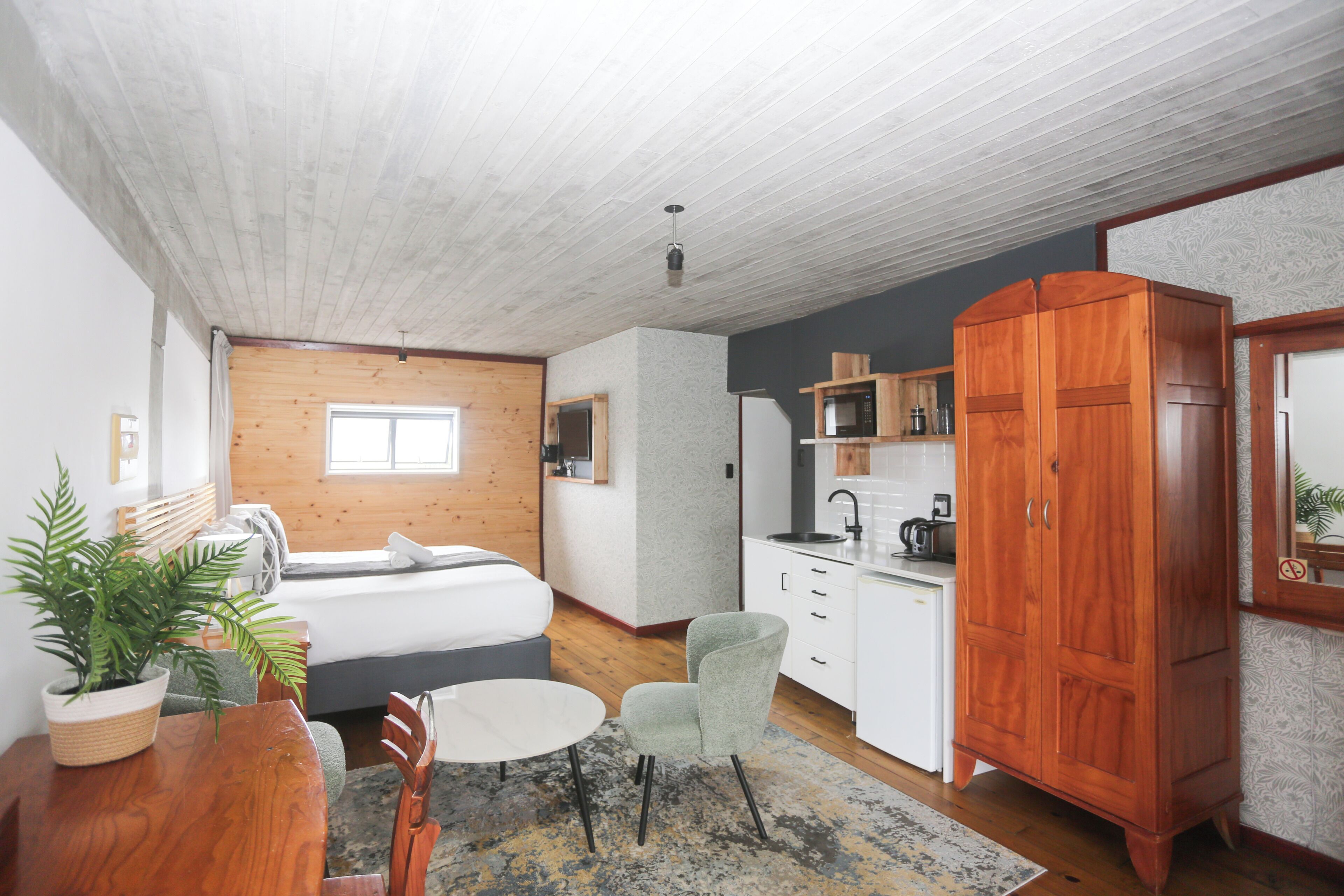 Deluxe Double Room | Premium bedding, individually decorated, desk, iron/ironing board