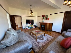 Exclusive House | Living area | 43-inch Smart TV with satellite channels, Netflix, streaming services - Safi Self-Catering Suites (East London)