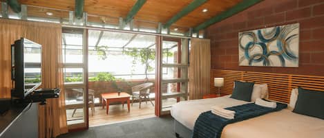 Design Double Room | Premium bedding, individually decorated, desk, iron/ironing board
