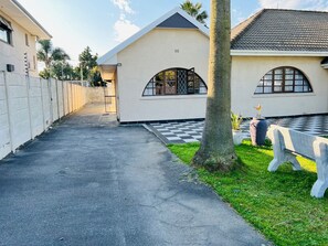 Classic Cottage | Living area | 43-inch Smart TV with satellite channels, Netflix, streaming services - Safi Self-Catering Suites (East London)