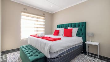 Basic-Stadtwohnung | Hochwertige Bettwaren, individuell dekoriert, Schreibtisch