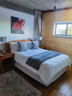Deluxe tweepersoonskamer | Luxe beddengoed, individueel gedecoreerd, een bureau