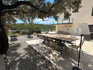 Outdoor dining - Villa Avec Piscine la Garrigue (Nimes)