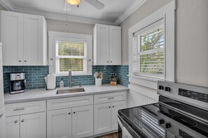 Kjøleskap, mikrobølgeovn, ovn og kokeplater