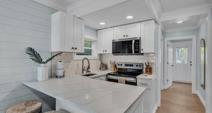 Heated POOL- 2 Houses to BEACH- Coastal Lower Unit