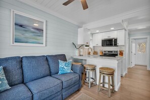 Fridge, microwave, oven, stovetop - Heated POOL- 2 Houses to BEACH- Coastal Lower Unit (Clearwater)