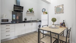 Cafetière/bouilloire, réfrigérateur, micro-ondes, bouilloire électrique