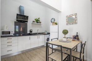 Fridge, stovetop, coffee/tea maker, highchair