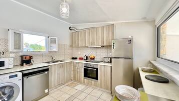 Køleskab, mikrobølgeovn, ovn, kogeplade