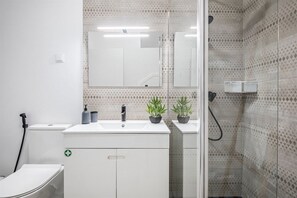 Shower, hair dryer, towels