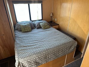 4 bedrooms, Internet, bed sheets - Fully Equipped Docked Houseboat at Log Pond Marina in Havre de Grace, MD. (Havre de Grace)