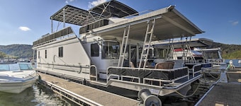 Fully Equipped Docked Houseboat at Log Pond Marina in Havre de Grace, MD.