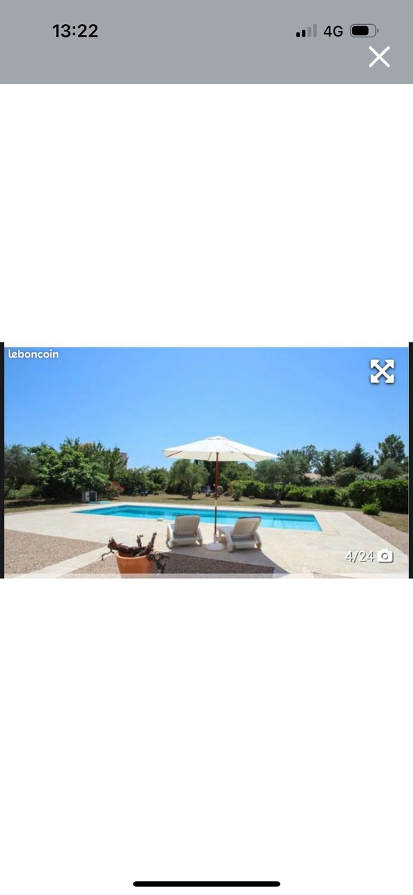 Een buitenzwembad, een verwarmd zwembad