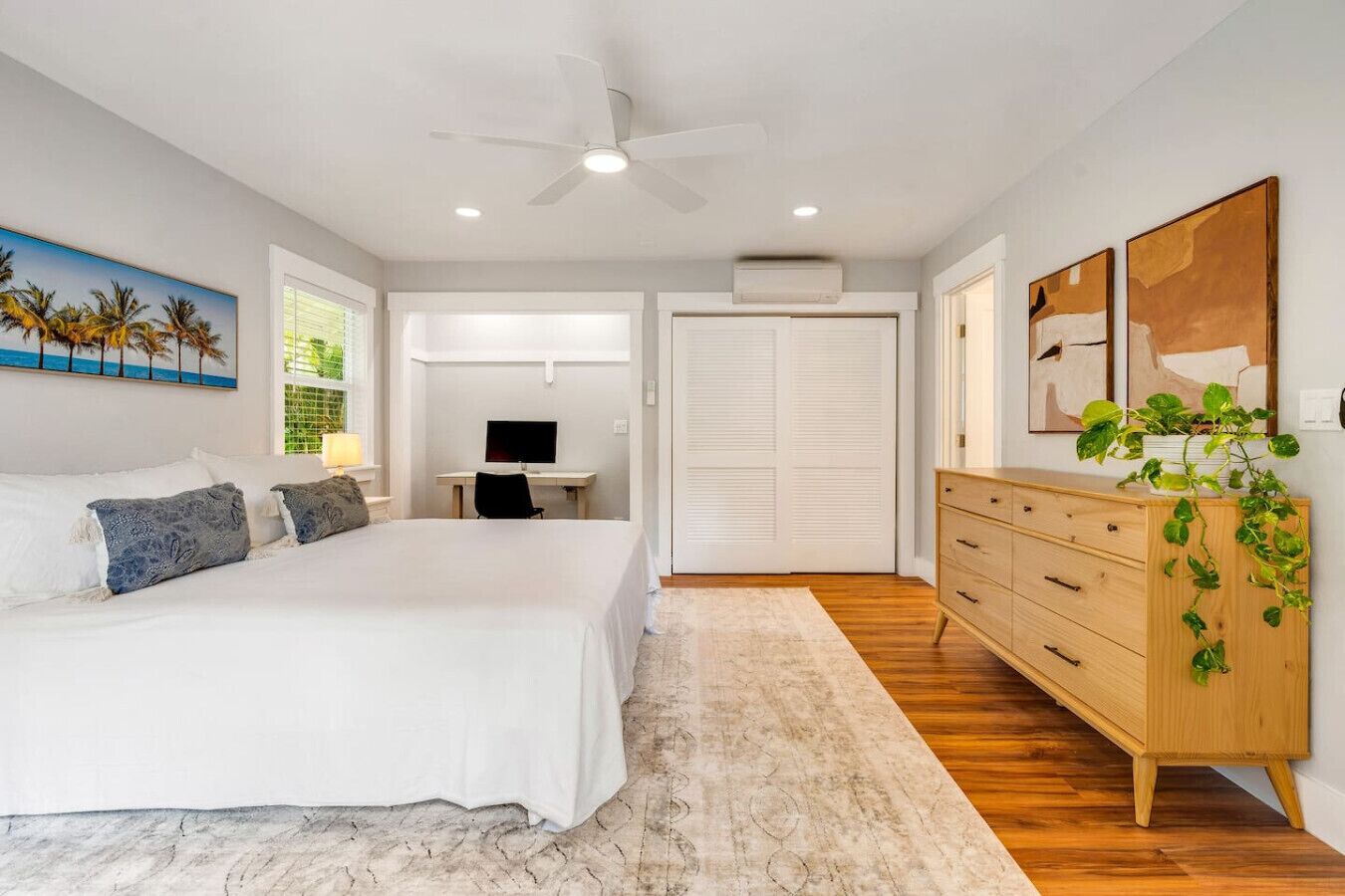 3 室のベッドルーム、デスク、アイロン / アイロン台、旅行用ベビーベッド