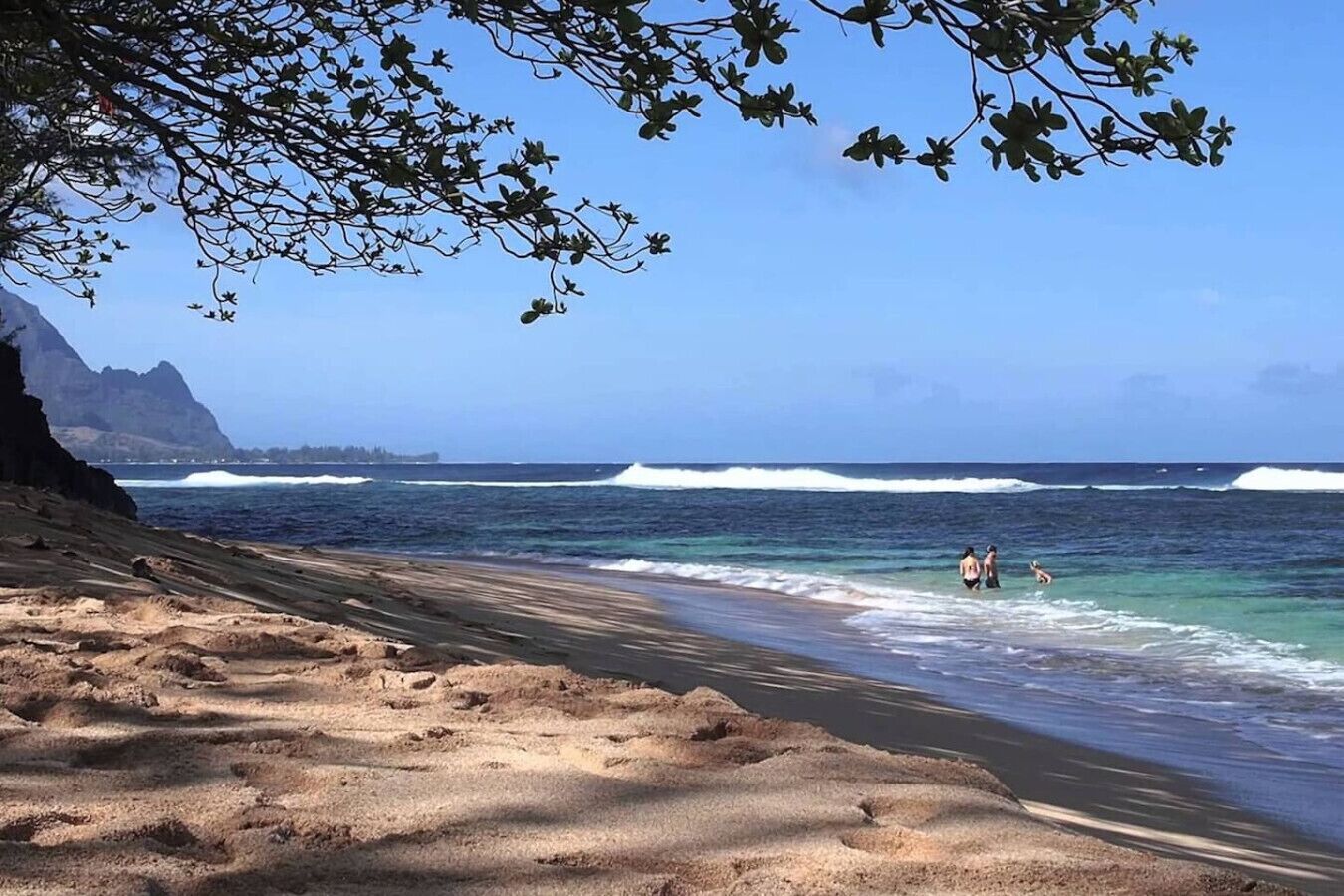 Playa en los alrededores, camastros y toallas de playa 