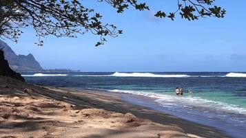 Beach nearby, sun loungers, beach towels