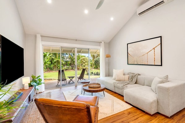 Smart-TV, Bücher, Stereoanlage, Computerbildschirme