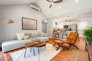 Smart TV, books, stereo, computer monitors - Ou Ohana Hale (Your Family Vacation Home) (Princeville)