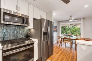 Fridge, microwave, oven, stovetop - Ou Ohana Hale (Your Family Vacation Home) (Princeville)