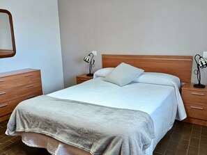 3 chambres, bureau, Wi-Fi gratuit, draps fournis