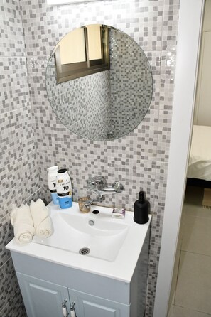 Sèche-cheveux, serviettes fournies, savon, papier toilette