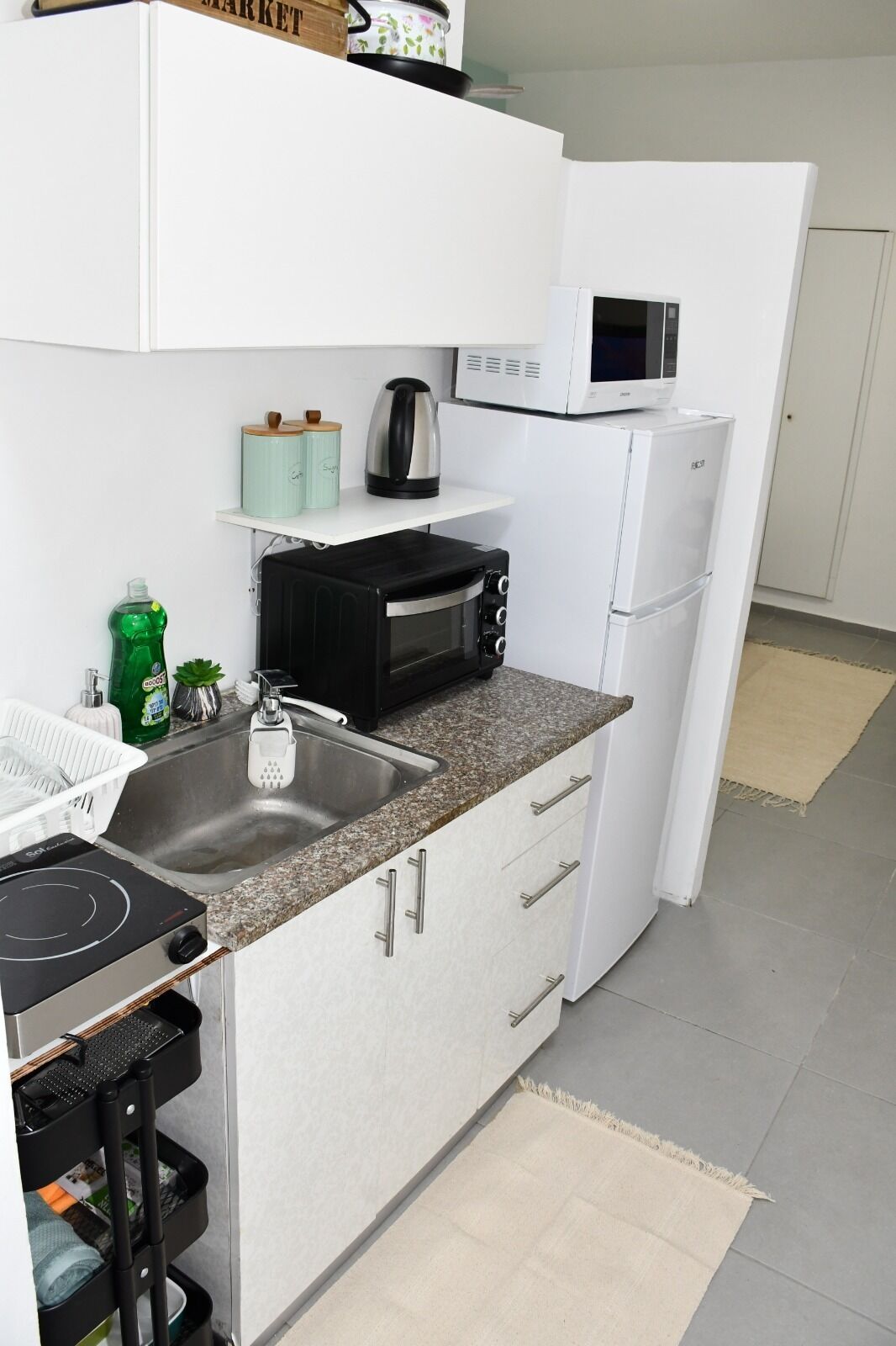 Køleskab, mikrobølgeovn, ovn, kogeplade