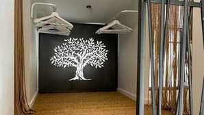 A hallway with a textured carpet, a black wall with a white tree mural, and a metal staircase. - Villa Avec Piscine Loft Cabane (Nîmes)