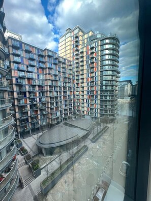 Interior - Canary Wharf High-Rise Riverside (London)