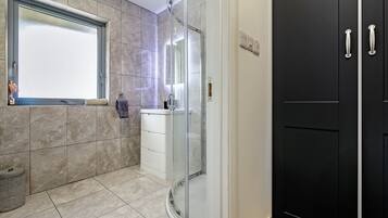 Shower, hair dryer, towels