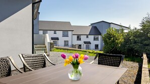 Outdoor dining - St. Edwards Overlook - Walk to Sligo Town! (Sligo)