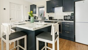 Coffee/tea maker, fridge, microwave, oven - St. Edwards Overlook - Walk to Sligo Town! (Sligo)