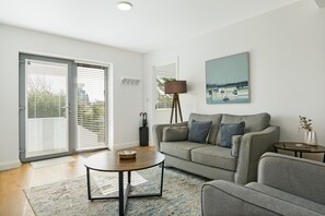 TV, fireplace - St. Edwards Overlook - Walk to Sligo Town! (Sligo)