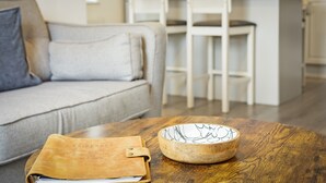 Una mesa de madera con un libro encuadernado en cuero y un cuenco decorativo.