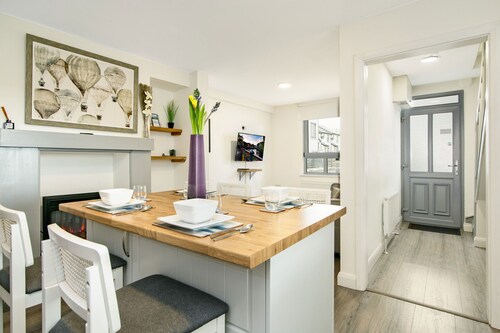 St. Edwards Hill-Downtown Style + Classic Elegance