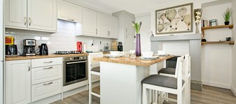 St. Edwards Hill-Downtown Style + Classic Elegance