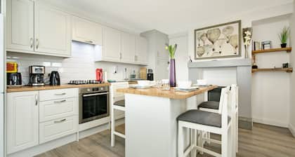 St. Edwards Hill-Downtown Style + Classic Elegance